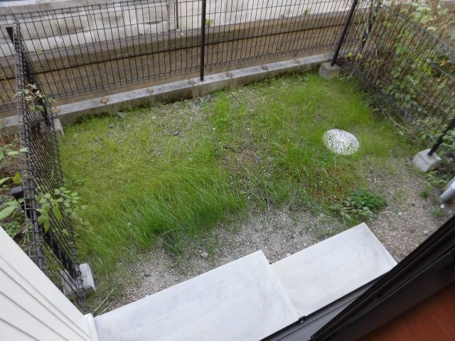 プラッサムコート羽衣Fの庭