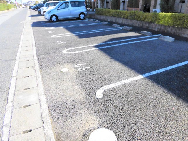 プラッサムコート羽衣Fの駐車場