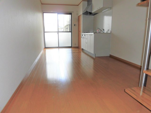 プラッサムコート羽衣Fの居間・リビング