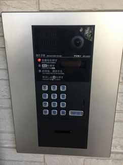 【エントランス】 | 共用エントランスは不審者の侵入を未然に防ぐオートロック付き！防犯対策充実しています◎