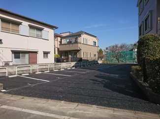 【駐車場】 | すっきりした駐車場。
区画は車幅2.5ｍ、奥行5ｍサイズです。