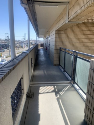 【その他共用部分】 | 第二レイクマンション | 明るい共用部廊下。