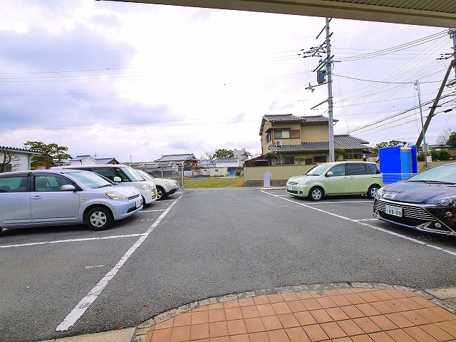 ヴィオラ（疋田町）の駐車場