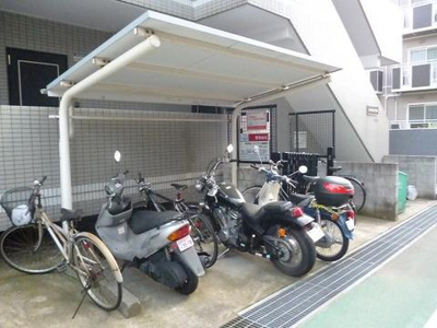 【その他共用部分】 | カサグランデ久地 | 屋根つきの駐輪場で雨が降っても大切な自転車が濡れなくてすみますね♪駅から自転車もおすすめです！