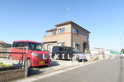 【外観】 | 加須市常泉　築浅一戸建 | 並列３台がゆったり停められます