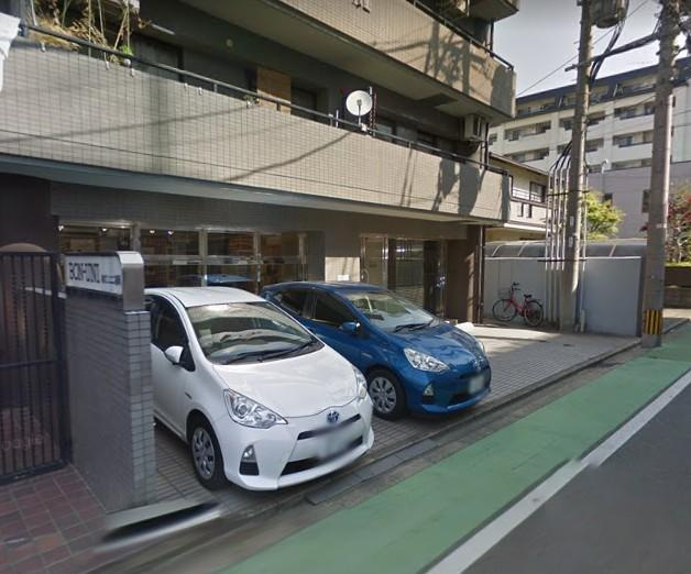 エステートモア白金2の駐車場