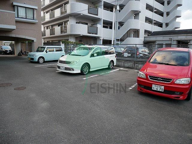 アンピールメゾン笹原の駐車場