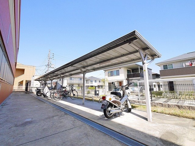 レーベンAZUKIのその他共用部分|屋根付き駐輪場です