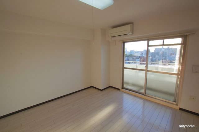 インベスト北梅田　仲介手数料無料の居間・リビング