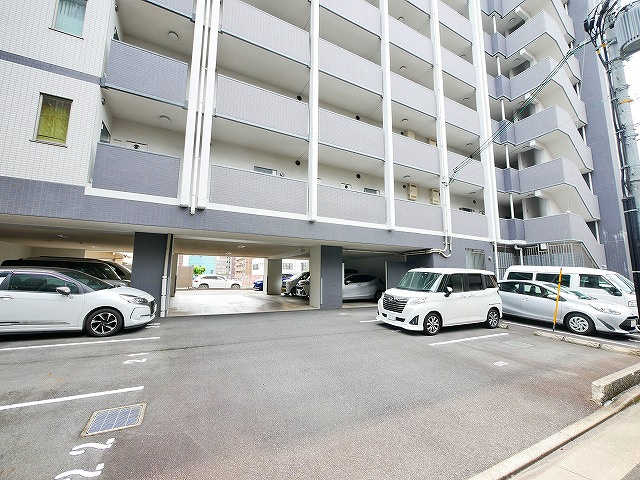 ロイヤルステージ新大宮の駐車場|車をお持ちの方に嬉しい駐車場付きの物件です