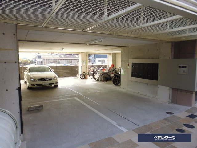 ポコアポコ明石鍛治屋町三番館の駐車場