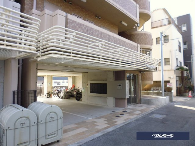 ポコアポコ明石鍛治屋町三番館のエントランス