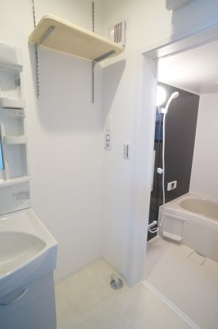 ONLYONE宝塚山本Ⅱの設備|洗濯機置き場の上には可動棚がついています