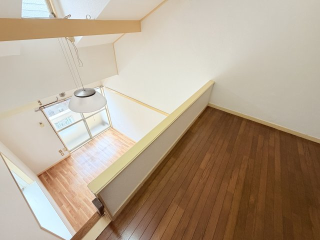 【洋室】 | シティハイムヤマト | ロフトからの居室の眺めです。２面採光の明るいお部屋です