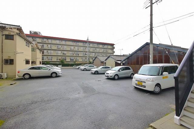 ラークハイツ新大宮の駐車場