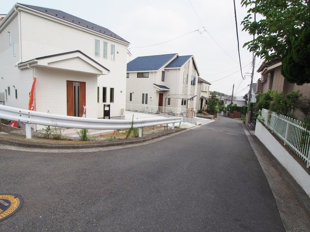 保土ヶ谷区新井町　新築戸建ての前面道路含む現地写真|周辺は第一種低層住居専用地域の閑静な住宅街です。