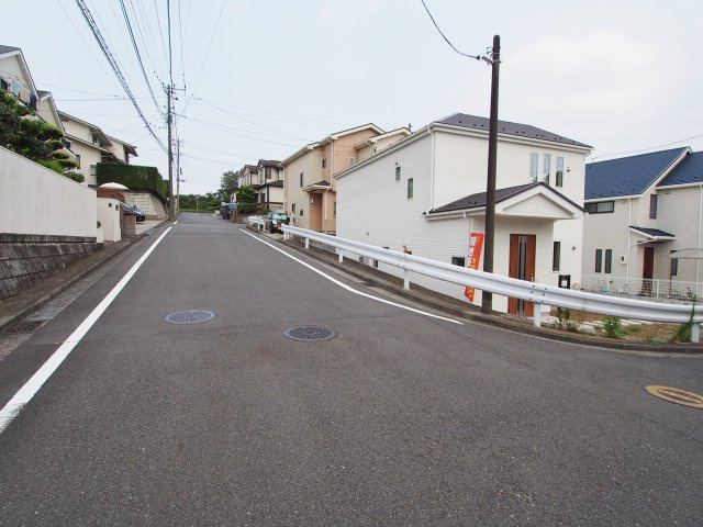保土ヶ谷区新井町　新築戸建ての前面道路含む現地写真|前面道路は幅員約8mと広いので開放感があります。