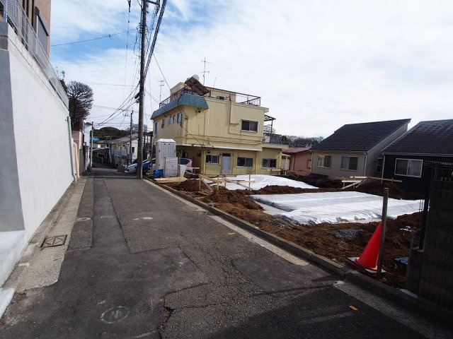 保土ヶ谷区釜台町全２棟　新築戸建ての前面道路含む現地写真