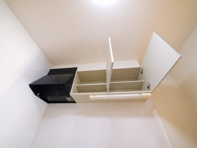 アムール野村Ⅲのキッチン|キッチン上部には収納があります