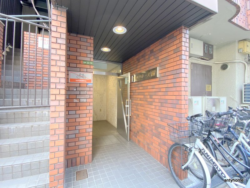 リトルシャトー天満　仲介手数料無料のエントランス