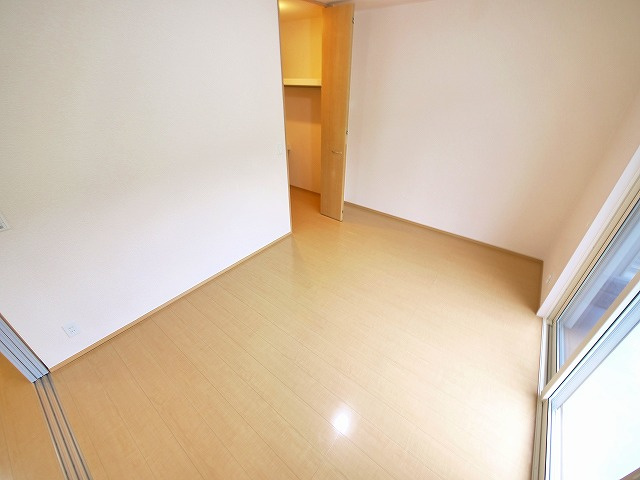 エルコートの寝室|広くて明るい寝室です