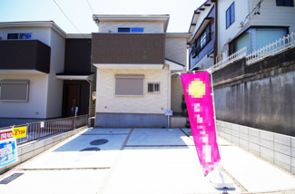 【外観】 | 1号棟　現地（2018年04月）撮影
駐車スペースゆったり2台分♪並列可能♪