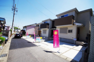 【前面道路含む現地写真】 | 1号棟　前面道路含む現地（2018年04月）撮影
前面道路との段差がないのでベビーカーや自転車も快適に通行が可能です^^