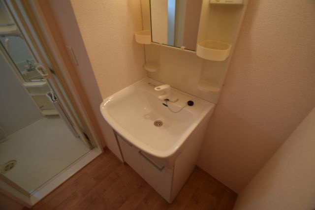 シャンティ上山の洗面所|独立洗面台付きです