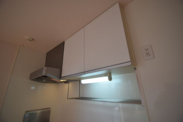 シャンティ上山の内装|キッチン上にも収納あります