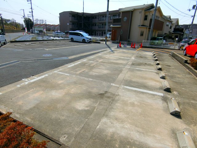 ソルジェンテ金剛の駐車場