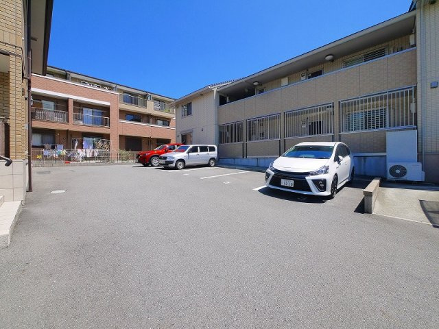 ノースヴィレッジBの駐車場|カースペースがあります