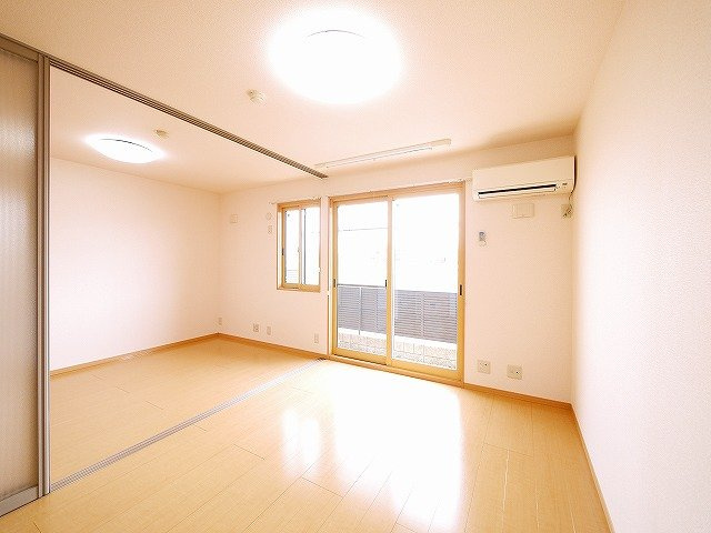 カサグランデ（柏木町）の居間・リビング|明るいリビングです