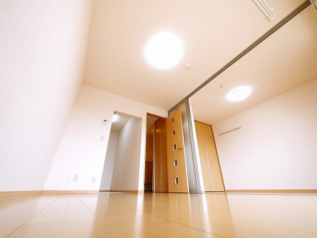 カサグランデ（柏木町）の内装|広々リビングです