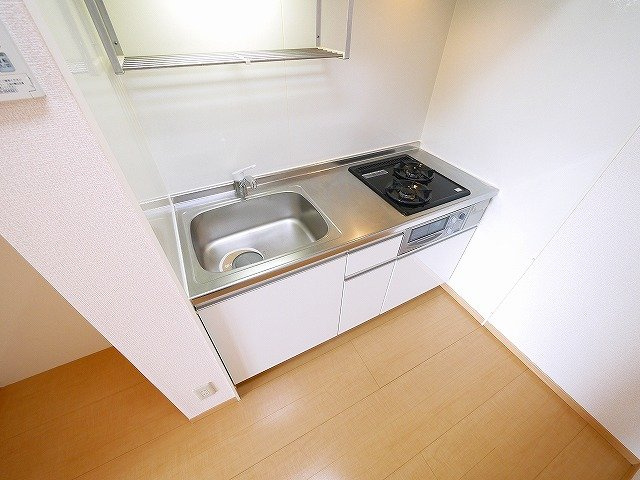 カサグランデ（柏木町）のキッチン|2口のガスコンロ付きのシステムキッチンです