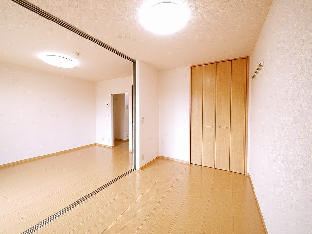 カサグランデ（柏木町）の洋室|リビングと洋室の間の扉を開けて開放的に