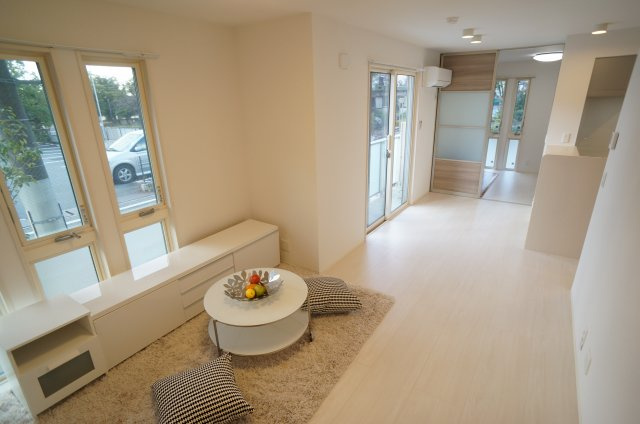 LE　LIEN　ELEVERの居間・リビング|家具はモデルルームとして使用時のものです。内覧の際は撤去しておりますのでご了承ください。