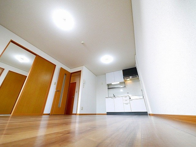 サニーハイツ・学園中の内装|居間です