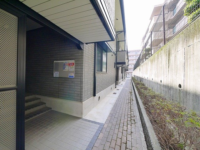 サニーハイツ・学園中のエントランス|落ち着いたエントランスです