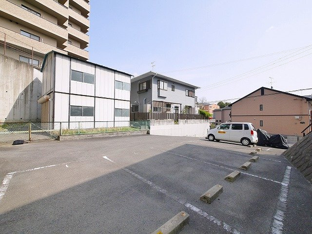 サニーハイツ・学園中の駐車場|駐車場に車を止められます