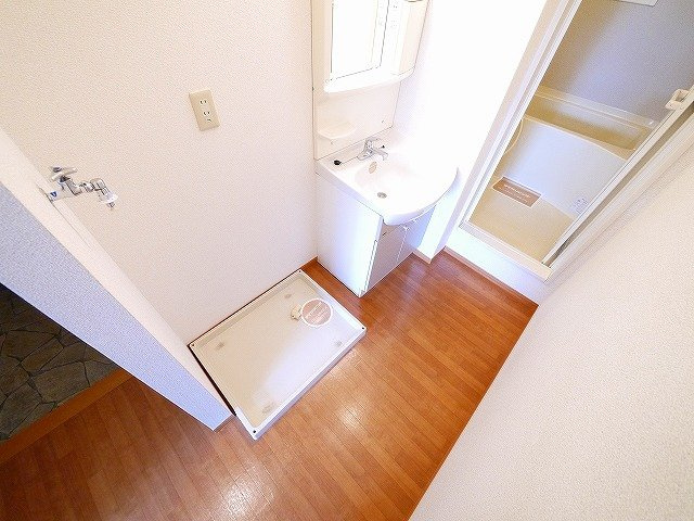 サニーハイツ・学園中の設備|明るい洗面所です