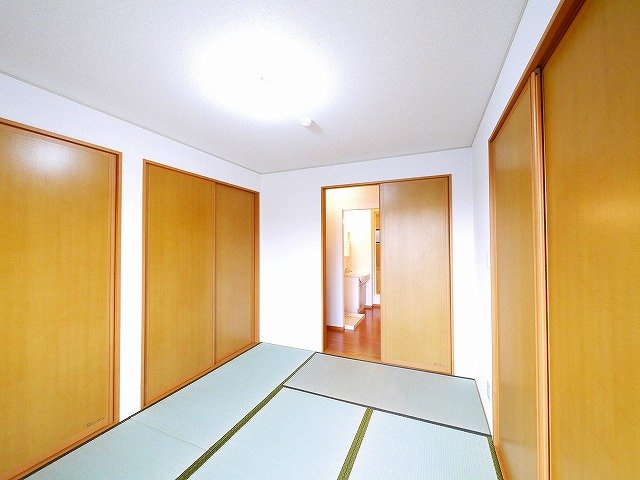 サニーハイツ・学園中の洗面所|明るい洗面所です