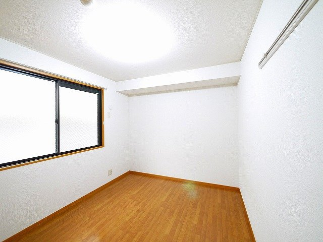 サニーハイツ・学園中の寝室|スタンダードな洋室です