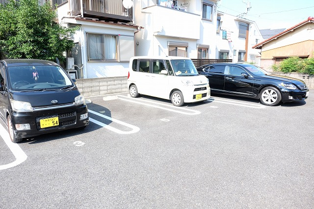 グリーンフォレストの駐車場