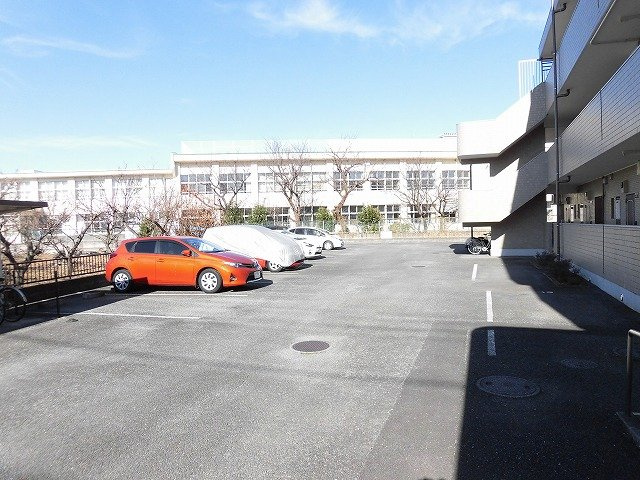 マンションウェルズの駐車場