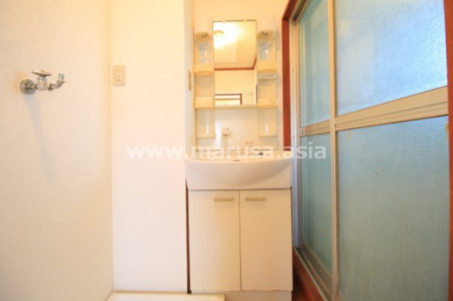 望洋マンションの独立洗面台