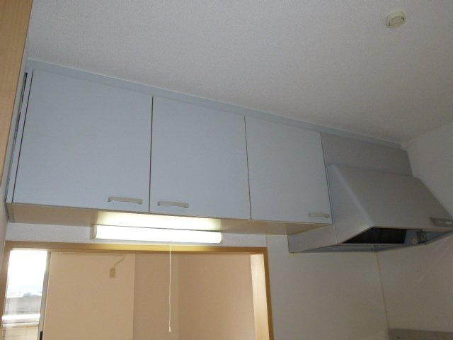ウエスト・ベルジュＢのキッチン|キッチン上収納