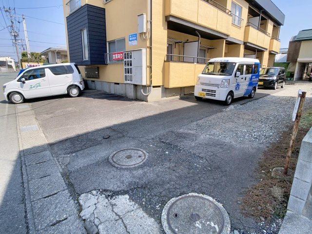 ロワールヨシダの駐車場