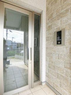【エントランス】 | 防犯対策に有効なオートロック付きのエントランスです！一人暮らしの方も安心ですね♪