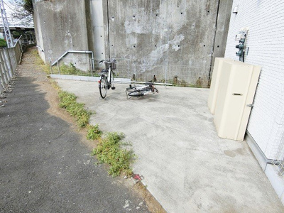 【その他共用部分】 | リベルテ・エスポワール | 敷地内に駐輪場を完備しています！荷物が重いときに自転車があれば助かりますね！