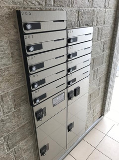 【その他共用部分】 | 共用エントランスには宅配BOXがあるので荷物の受け取りもスムーズに♪再配達を依頼する手間が省けます☆